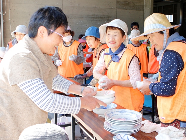 不要な食器をリサイクル 回収とリユース市開催