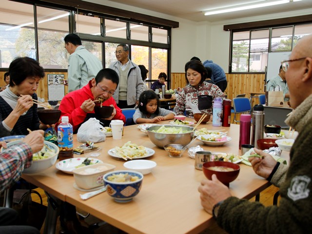 食の大切さや野菜づくりの楽しさ学び　収穫祭で味わう