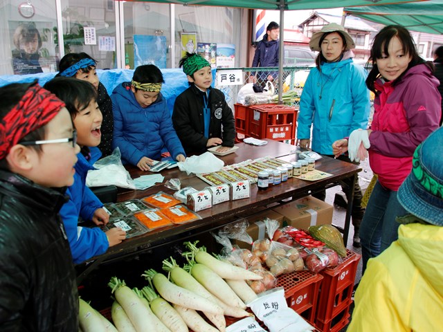 「いらっしゃいませ！」荷ぐるま市で小学生が農産物などを販売