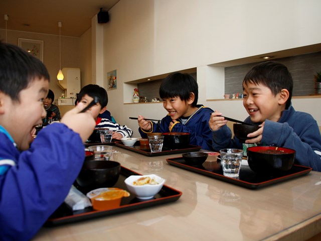 「みんなで食べるとおいしい！」　子ども食堂始まる