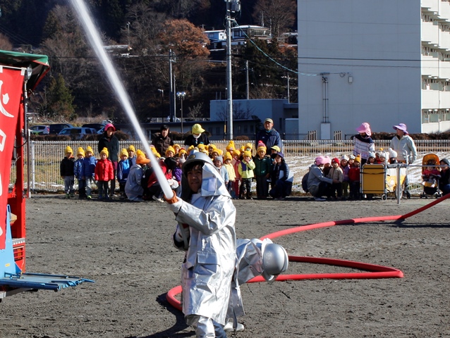 どんぐり保育園　社地区消防団と初の合同避難訓練