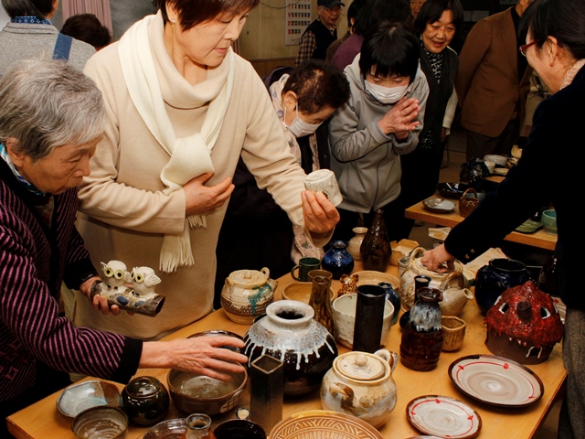 今年の無病息災と良い創作を願い　陶芸の家で初窯出し