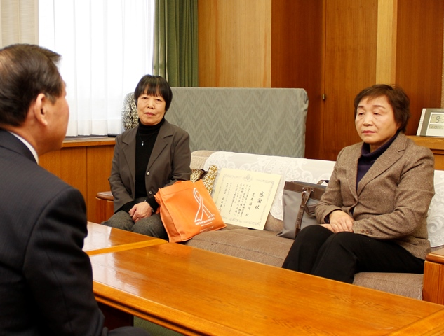 人権を守る人権擁護委員 退任者に感謝と新任者を委嘱