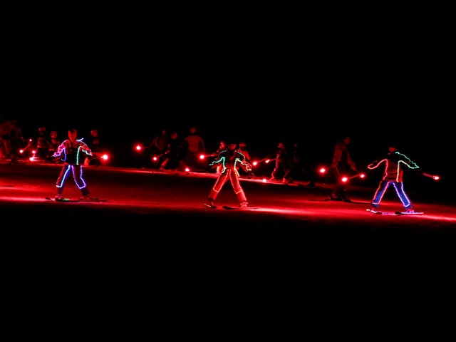 たいまつ滑走にLEDスキーヤーが登場 鹿島槍火まつり
