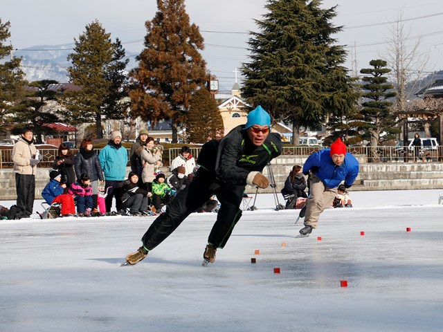 氷上の熱い戦いに歓声　市民スケート大会