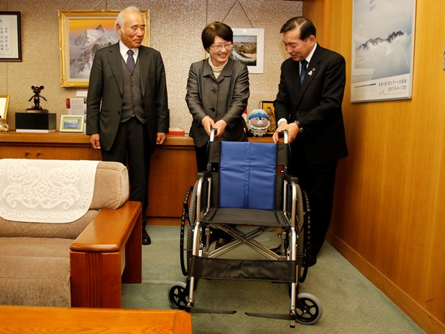 市へ車椅子寄贈 立正佼成会松本教会