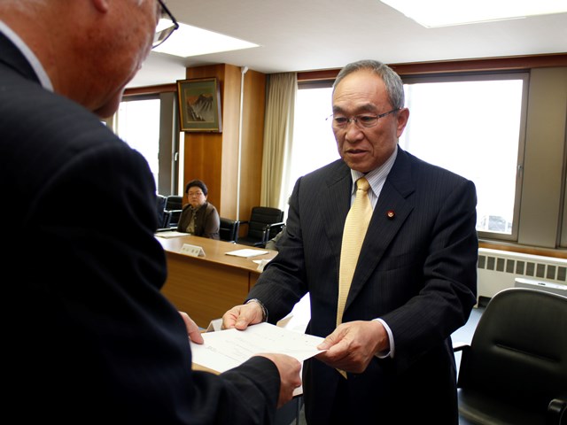 工場等誘致振興審議会が助成額について審議・答申