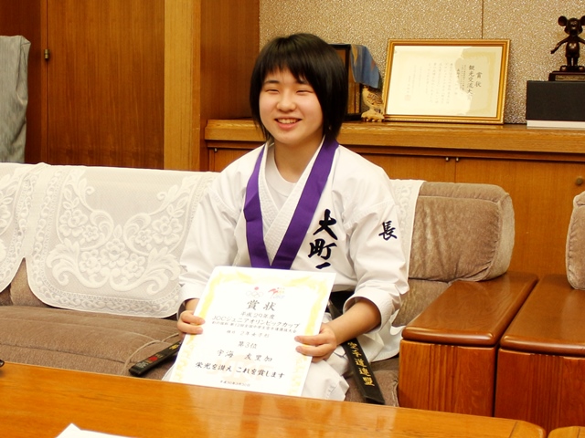 全国中学生空手道選抜大会3位の宇海友里加さんが報告