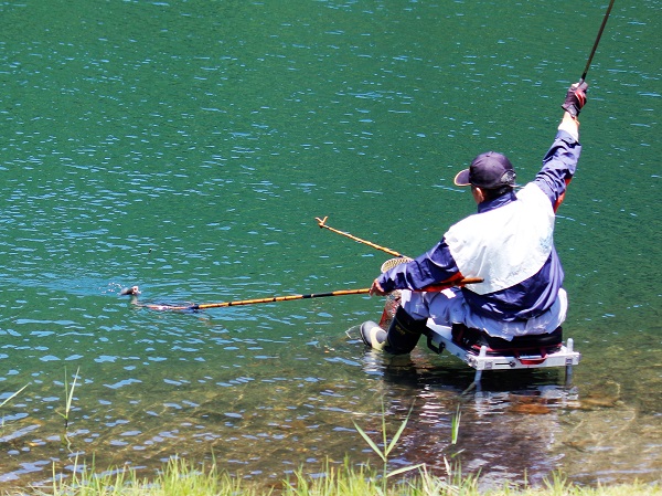 初夏の中綱湖で釣り糸を垂れる　へら鮒釣り大会2