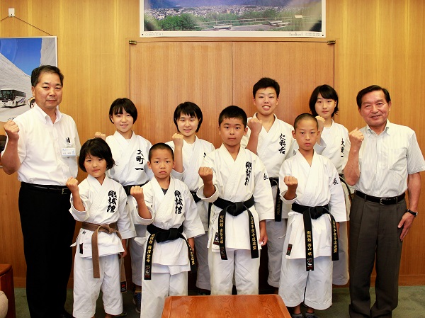 全日本空手道選手権大会に　小・中学生8人が出場
