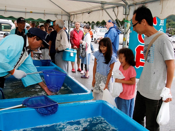 「地元のおいしい魚を味わって」淡水魚の販売に行列