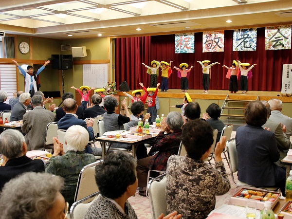 「いつまでもお元気で」美麻地区敬老会に園児たちが華を添える