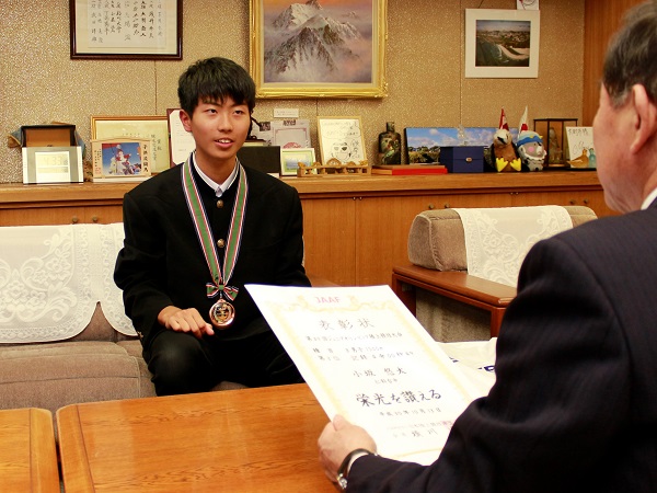 ジュニアオリンピック陸上競技　小坂悠太さんが　B男子1500ｍ3位入賞を報告