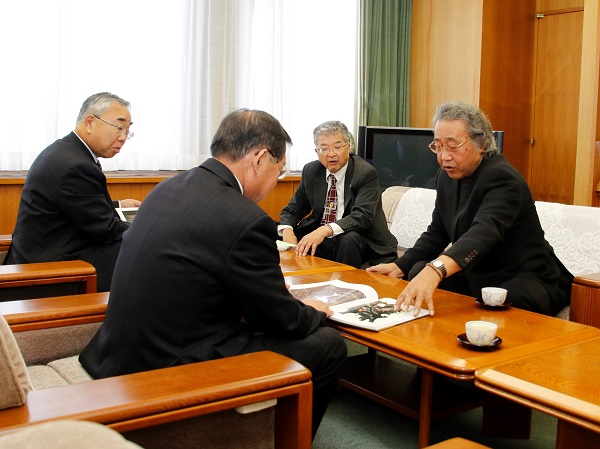 木彫家・高橋貞夫さん　内閣総理大臣賞を記念した作品集を市に寄贈