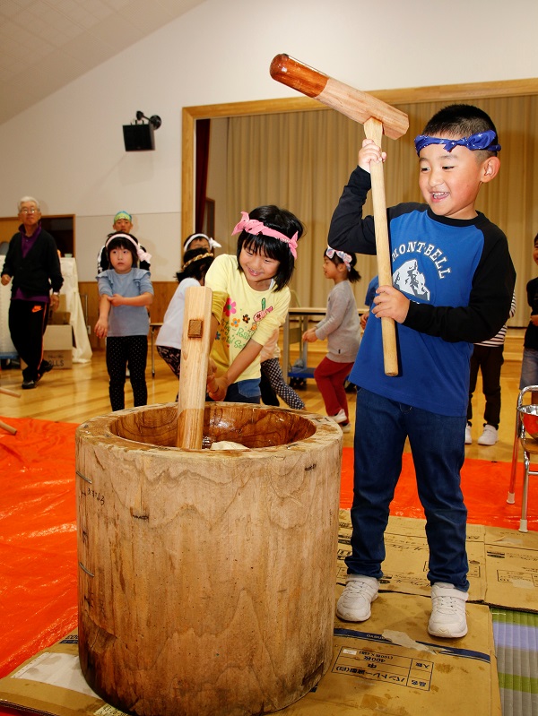 「よいしょ！　よいしょ！」　みんなで餅つき楽しいね