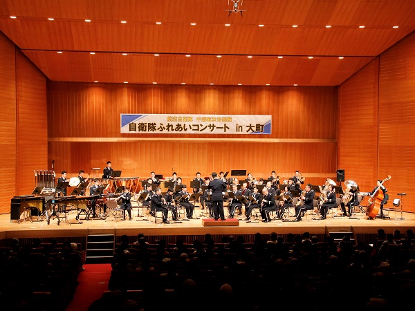 自衛隊コンサートに約1000人が詰め掛け 演奏に手拍子