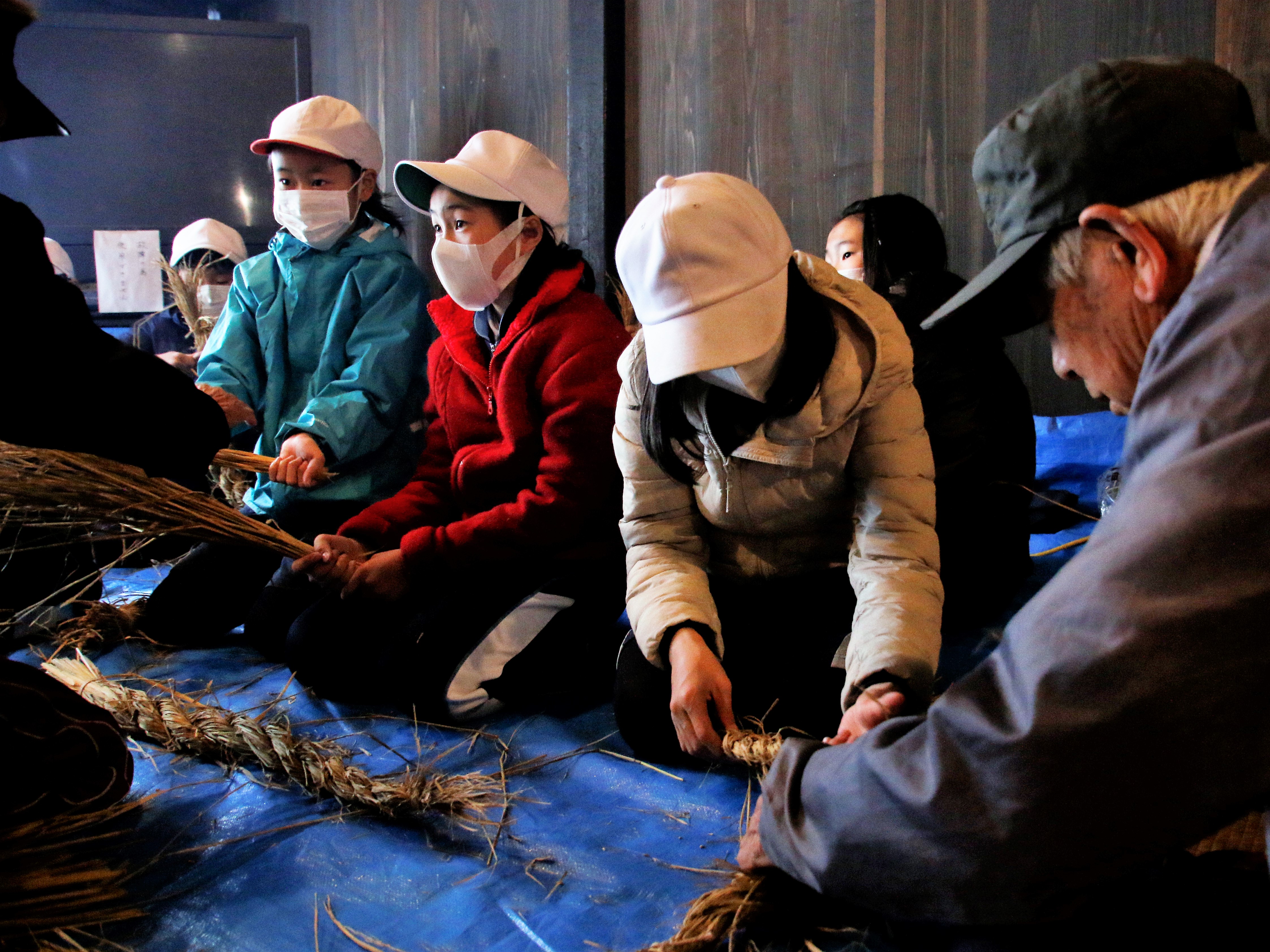 子どもたちに伝統文化を　美麻地区高齢者学級　しめ縄作り
