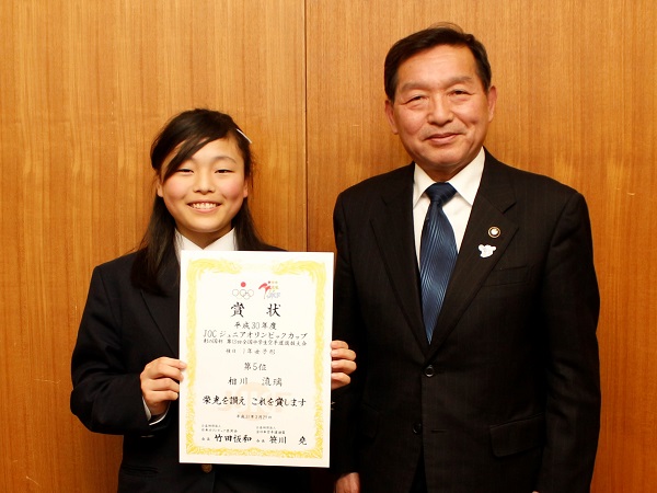 相川流璃さんが 全国中学生空手道選抜大会5位入賞を市長に報告