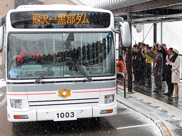 関電トンネル電気バスが初運行 立山黒部アルペンルートが開通