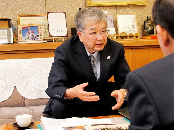 親子二代にわたり教科書供給功労者表彰を受賞 塩原義夫さんが市長へ報告