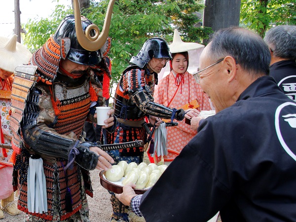 戦国時代の故事を再現　佐々成政武者行列