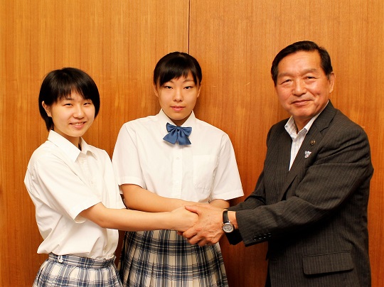 空手インターハイに出場の選手が 牛越市長を表敬訪問
