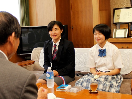 空手で国体出場 宇海さん姉妹が市長を表敬