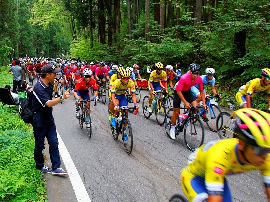 自然の中を自転車で疾走　美麻サイクルロードレース大会