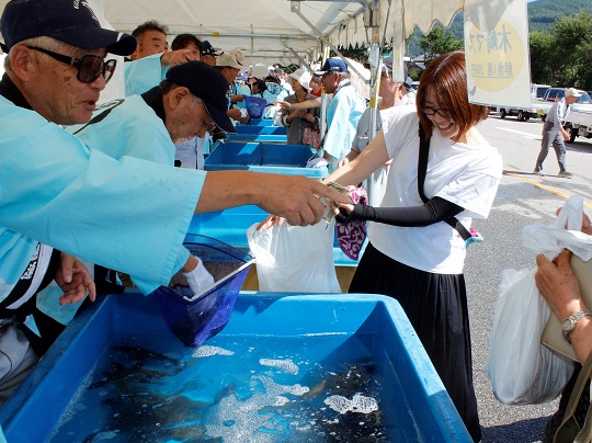 「大町の天然水で育ったおいしい魚を味わって」 淡水魚の販売に行列