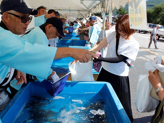 「大町の天然水で育ったおいしい魚を味わって」　淡水魚の販売に行列