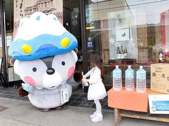 信濃大町湧水2ℓペットボトル おおまぴょんのデザインラベルで数量限定販売