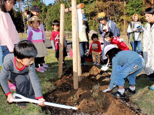 「おたんじょ桜の里づくり」 市内小学生が20回目の記念植樹