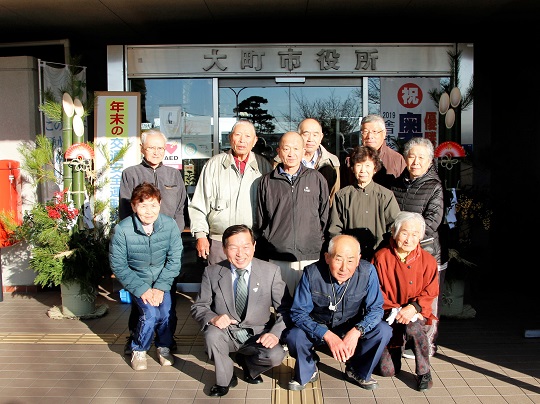 市老人クラブ連合会わら工芸教室の門松が市役所正面玄関に