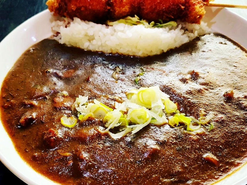 こまつうどん店の黒部ダムカレーの写真