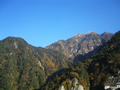 高瀬ダムから見る唐沢岳