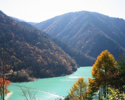 秋の龍神湖(大町ダム)