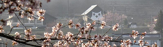 中綱湖東岸の国道148バイパス沿いに建つ白いフクロウの館「のっぺ山荘」がキハダ飴本舗
